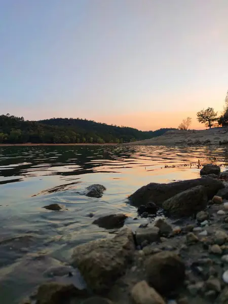 Paysage lac couche de soleil