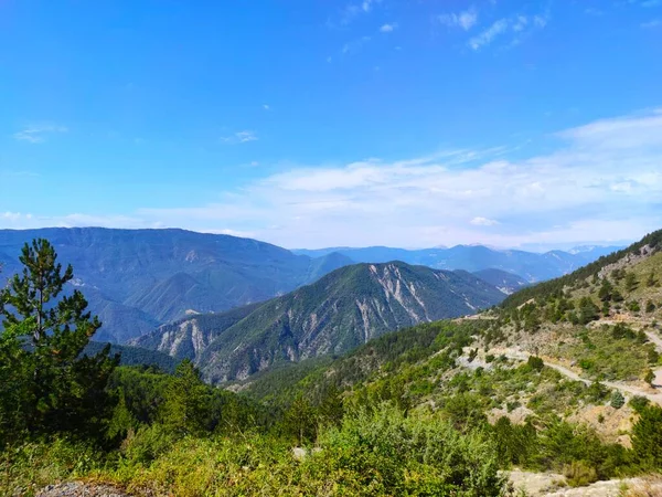 Paysage de montagne avec ciel bleu