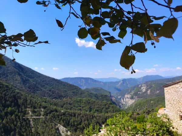 Paysage montage Valle Mercantour petit village