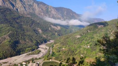 Paysage de montagne avec un nuage