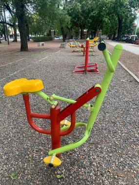 Juego de plastico para infantes in el parque