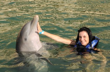 amistad entre una mujer y un delfin