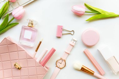Güzel kal. Makyaj güzellik kozmetik moda ofiste. Kozmetik kadın dizüstü bilgisayarda çalışıyor, beyaz arka planda çanta ürünü yüz hatlarıyla. Yaşam Tarzı Moda Hediyesi Konsepti, Üst Manzara