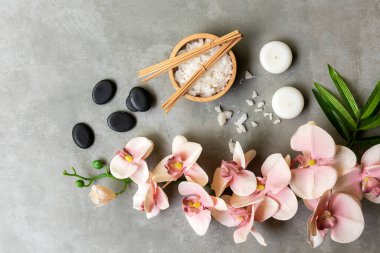 MassageThai Spa 'sı. Tedavi için spa masaj seti ve tahtanın üzerinde pembe orkide ile rahatlamak. Yaşam Tarzı Sağlıklı Kavram, afiş için kopyalama alanı, üst görünüm