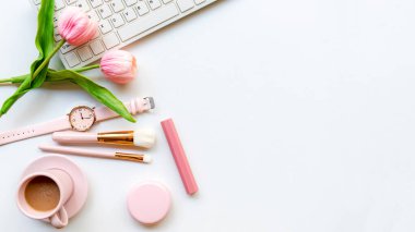 Güzel kal. Makyaj güzellik kozmetik moda ofiste. Kozmetik kadın dizüstü bilgisayarda çanta ürünü yüz bakımı ve beyaz arka planda kahve ile çalışıyor. Yaşam stili hediye konsepti, üst görünüm kopyalama alanı