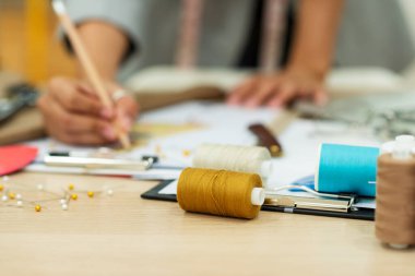 Galeride çalışan tasarımcılar için odak noktalarını ve ekipman malzemelerini kapayın ve seçin. Manken stili terzi ve ölçü arkaplanı. İş küçük Kavram