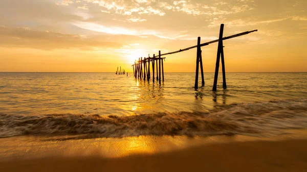 Die Alte Holzbrücke Bei Sonnenuntergang Einem Schönen Tag — Stockfoto