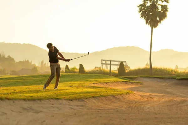 Golfista Campo Golfe Fairway Bola Golfe Pessoas Estilo Vida Homem — Fotografia de Stock