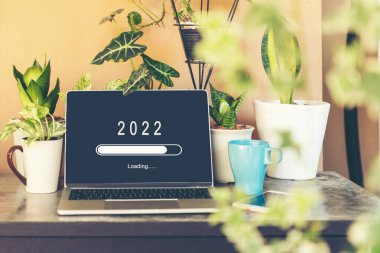 Yeni yılı bekliyorum. Yeni bir iş ve hayata başlamak için 2021 'den 2022' ye yükleme yılı. Doğa arkaplanı.