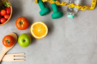 Diyet Sağlıklı Yemek ve Yaşam Tarzı Sağlığı Konsepti. Spor egzersizi, taze meyve ve fitness stili için arka tahtayla ölçüm bandı. Beslenme Sağlıklı Yaşam Tarzı Konsepti, Üst Görünüm ve Boşluğu Kopyala
