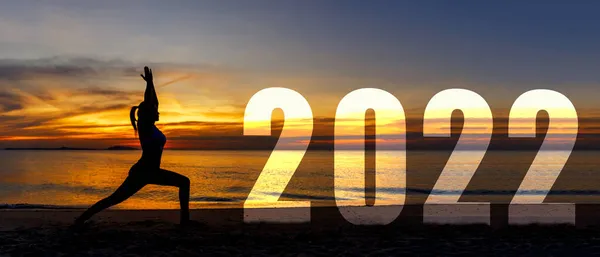 Новым 2022 Годом Силуэт Образа Жизни Женщины Йога Практикует Йогу — стоковое фото