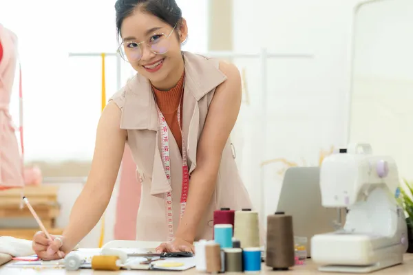 Dono Negócios Asiáticos Jovens Mulheres Designer Moda Trabalhando Seu Designer — Fotografia de Stock