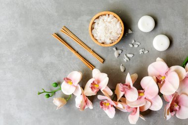 Masaj Tayland Spa 'sı. Tedavi için spa masaj seti ve tahtanın üzerinde pembe orkide ile rahatlamak. Yaşam Tarzı Sağlıklı Kavram, Kopyalama Boşluğu 