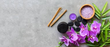 Tayland Spa Tedavileri aroma terapisi tuz ve şeker masajı. Sırt tahtasında mor orkide çiçeği ve mum var. Tayland. Sağlıklı bir kavram. Pankart için boşluk kopyala, üst görünüm