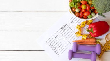 Diyet Sağlık Planı. Evde kalmak için egzersiz yapmayı planlıyorum. Spor aletleri egzersizi, spor salonu geçmişi ve fitness stili taze salata. Sağlıklı Yaşam Tarzı Konsepti