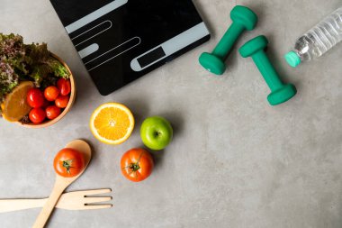 Diyet ve Sağlıklı Yaşam Kilo Verme Konsepti. Taze meyve salatası sebzesi. Kilo ölçeği kadın diyeti için önleyici. Yaşam Tarzı Zaman ve Sağlıklı