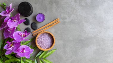 Tayland Spa Tedavileri aroma terapisi tuz ve şeker masajı. Sırt tahtasında mor orkide çiçeği ve mum var. Tayland. Sağlıklı bir kavram. Pankart için boşluk kopyala, üst görünüm
