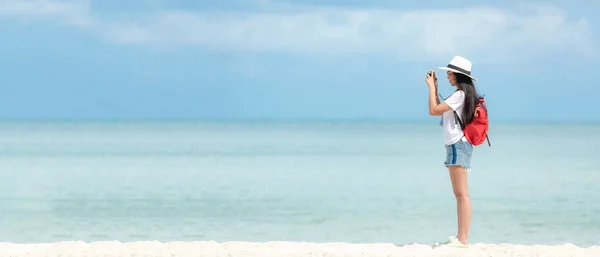 Счастливый Путешественник Туризм Молодых Женщин Путешествовать Летом Пляже Азиаты Держащие — стоковое фото