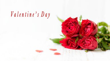 Sevgililer Günü. Beyaz arka planda kalbi olan kırmızı bir gül. Sevgililer Günü 'nde aşık olmak romantiktir. Tatil kavramı. Banne için kopyalama alanı