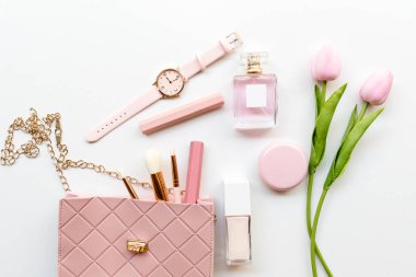 Makyaj güzellik kozmetik moda ofiste. Kozmetik kadın dizüstü bilgisayarda çanta ürünü yüz bakımı ve beyaz arka planda kahve ile çalışıyor. Yaşam Tarzı Moda Hediyesi Konsepti