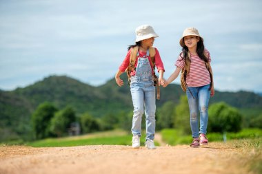 Grup arkadaşları yaz yolculuklarına çıkıyor. Aile Asya halkı turizm mutlu ve eğlencelidir. Açık havada macera keşfederler. Eğitim için doğal bir yer ve eğlence. Seyahat Yaşam Tarzı Konsepti