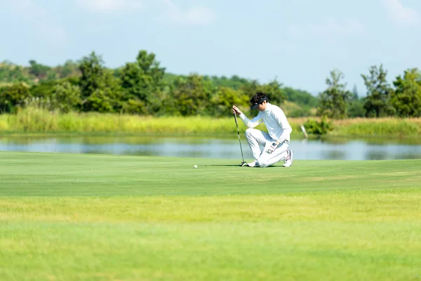 Golfbaan Golfbaan Fairway Mensen Lifestyle Man Zetten Golfbal Het Groene — Stockfoto