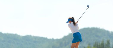 Golf sahası golf sahası sahası. İnsanların yaşam tarzı, golf oynayan, dağ kökenli bir kadın. Asya 'lı bayan oyuncu yazın vuruldu. Sağlıklı ve spor açık hava, afiş için alanı kopyala