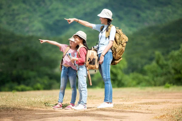 集体家庭的孩子们在度假时乘坐汽车进行冒险旅行 亚洲人旅游查勘地图 探索自然旅游目的地和休闲旅游教育 旅行概念 — 图库照片