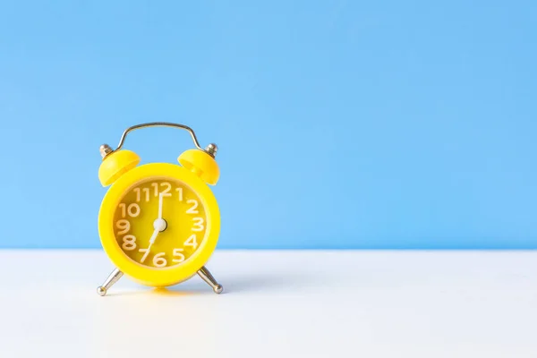 Alarma Reloj Despertador Vintage Amarillo Cayendo Suelo Con Fondo Color —  Fotos de Stock