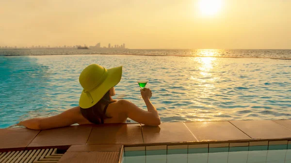 Hora Verão Férias Estilo Vida Das Mulheres Relaxante Beber Suco — Fotografia de Stock