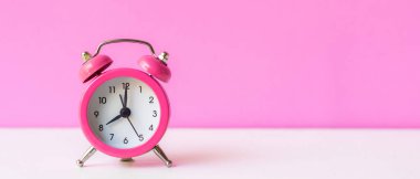 Pembe alarm çalar saati yere renk arkaplanı ile düşüyor, Tex için alanı kopyala. Günaydın ve Başlat Kavramı