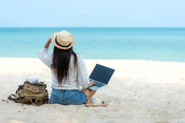 生活方式自由职业女性使用笔记本电脑在海滩上工作和放松 亚洲人成功了 你们一起工作 在网上开会度假 商业及暑期概念 — 图库照片