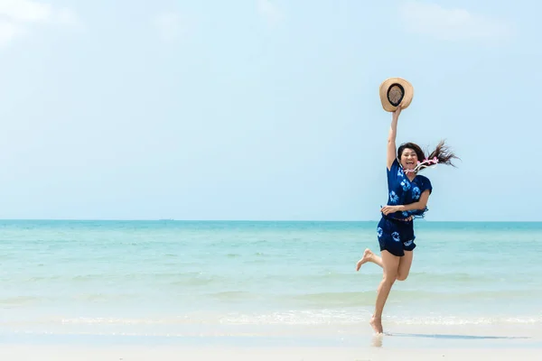 Férias Verão Estilo Vida Mulher Andando Pulando Relaxar Feliz Praia — Fotografia de Stock