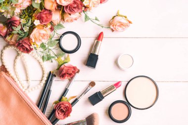 Sevgililer günü hediyesi. Makyaj malzemeleri arka plan ve güzellik kozmetik ürünleri ve çiçek gülü ve inci kolyeli yüz kozmetik paketi. Yaşam tarzı ve Sevgilisi