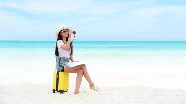 Mutlu Gezginler Turizm Genç Kadınlar Yaz Tatillerinde Sahilde Seyahat Ederler — Stok fotoğraf