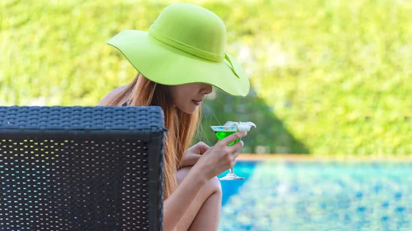 Hora Verão Férias Estilo Vida Das Mulheres Relaxante Beber Suco — Fotografia de Stock