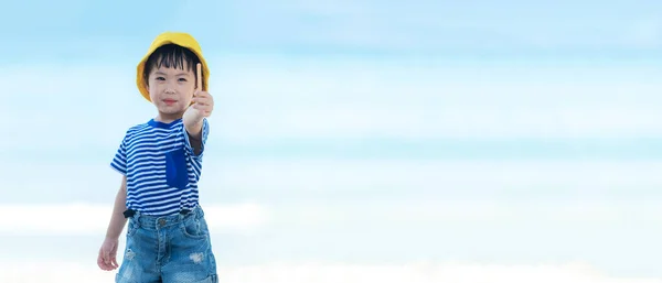 Garota Divertir Jogar Areia Água Praia Tropical Família Turismo Infantil — Fotografia de Stock
