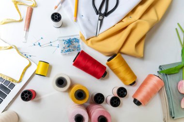 Galeride çalışan tasarımcılar için en iyi tasarım ürünleri ve ekipman malzemesi. Mankenler şık terzi ölçüleri ve kumaş parmaklıklar. İş küçük Kavram