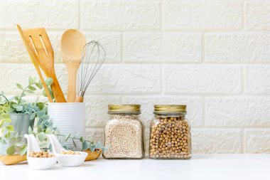 Mutfak gereçleri ve mutfak gereçleri malzeme ile mutfak aletleri ve sağlıklı beslenme ve sağlık hayatı için mutfak rafında beyaz fındık karıştırın. Duvar beyaz tuğla arkaplan, metin için alanı kopyala