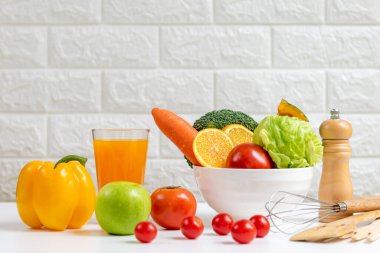 Odaklanmayı seç. Diyet, taze salata ve sağlıklı sebzeler sağlıklı yaşam tarzına uygun detoks vücut zayıflığı spor ekipmanları, spor malzemeleri ve portakal suyu, beyaz arka plan. Kilo Kaybı ve Diyet Konsepti