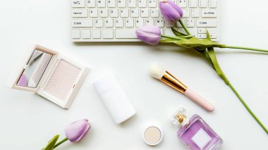 Güzel kal. Makyaj güzellik kozmetik moda ofiste. Kozmetik kadın dizüstü bilgisayarda çanta ürünü yüz bakımı ve beyaz arka planda kahve ile çalışıyor. Yaşam Tarzı Moda Hediyesi Konsepti, Üst Manzara