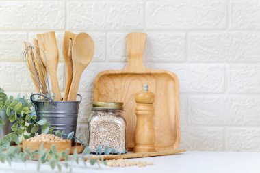 Mutfak gereçleri ve mutfak gereçleri malzeme ile mutfak aletleri ve sağlıklı beslenme ve sağlık hayatı için mutfak rafında beyaz fındık karıştırın. Duvar beyaz tuğla arkaplan, metin için alanı kopyala