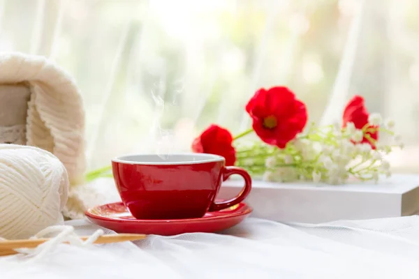 Кофе Утром Красная Чашка Горячего Кофе Отдыха После Работы Вязание — стоковое фото