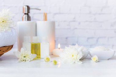 Yumuşak ve seçici odaklanma. Güzellik masajı sağlık sağlığı. Beyaz çiçekli kadın için spa Thai terapi tedavisi. Rahatlamak ve sağlıklı bakımı için mum.