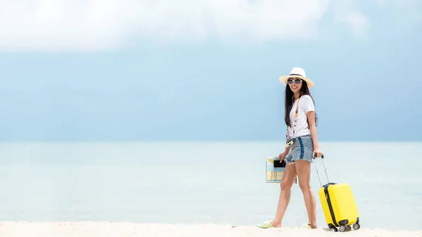 Щаслива Мандрівниця Туристка Молоді Жінки Подорожують Літом Пляжі Азійці Посміхаються — стокове фото