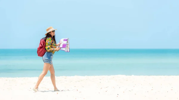 Happy Traveler Tourism Women Travel Summer Beach Asian Smiling People — Stock Fotó