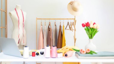 Showroom 'da çalışan tasarımcılar için odak mankenleri şık terzi ölçümleri ve kumaş parmaklıkları seçin. Eşyalar ve ekipman için malzeme. İş küçük Kavram