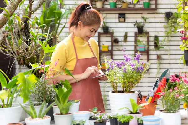 Mujer Asiática Recibo Orden Cliente Venta Planta Flor Línea Ordenador —  Fotos de Stock