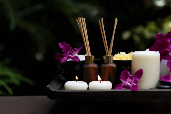 Thai Spa Behandlingsmetoder Aromaterapi Salt Sukker Massasje Med Lilla Orkideen – stockfoto