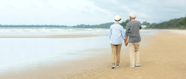 Азиатский Образ Жизни Пожилая Пара Ходьба Прохладно Пляже Счастливы Любви — стоковое фото